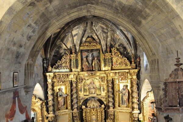 iglesia-interior-201FBBA34-CE84-4F9E-B38A-DD6C5C4A8D5F.jpg