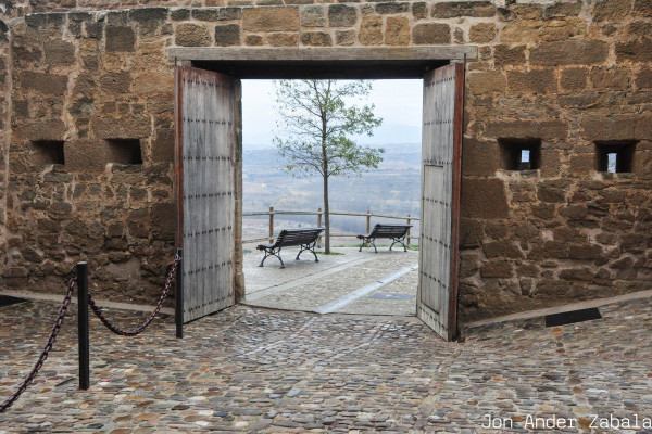 Puerta occidental; acceso al mirador del Ebro