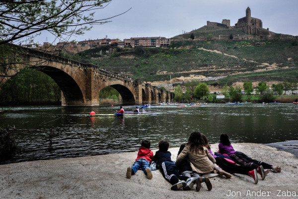 Piraguas bajo el puente medieval