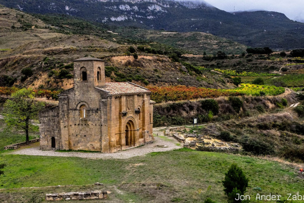 Vista de Santa María de la Piscina en otoño