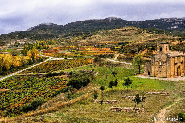 Vista de Santa María de la Piscina en otoño