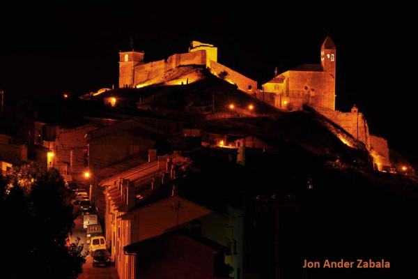 Panorámica nocturna del recinto amurallado