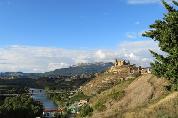 Fotografía panorámica en la que se ve el río Ebro, la Sierra de Cantabria, y San Vicente de la Sonsierra. vegetación de ribera. Fotografía Javier Pangua Brea