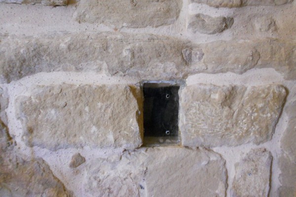 Sepulcro en el interior de la Ermita de San Juan en el que se supone que está enterrado D. Diego López de Abalos, Alcaide del castillo y Gobernador de San Vicente en 1385