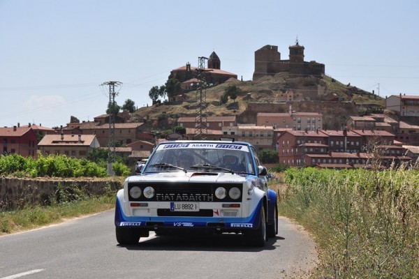 Coche de rally, al fondo el castillo de San Vicente de la Sonsierra