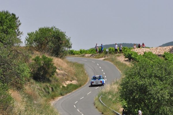 Coche de rally blanco en carretera con curvas