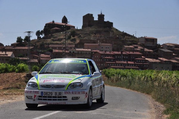Coche de carreras blanco, al fondo el castillo de San Vicente de la Sonsierra