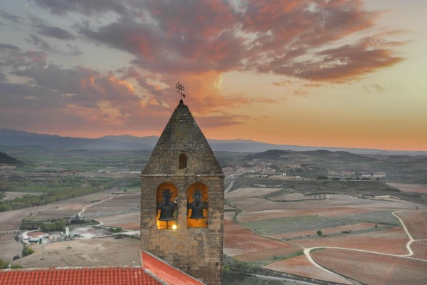 Vista del campanario al atardecer