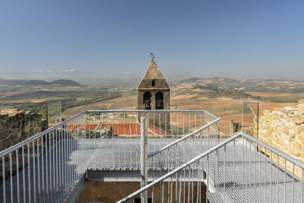 En el punto más alto. Plataforma y al fondo el campanario