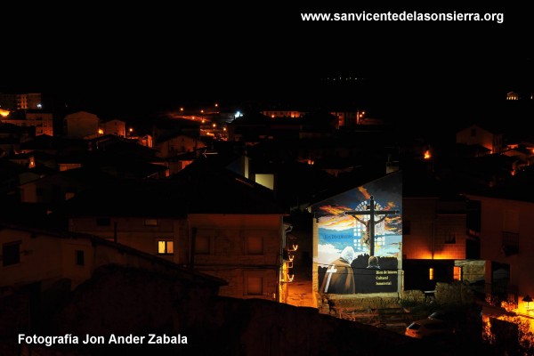 Fotografía nocturna de la pintura mural de los Disciplinantes 
