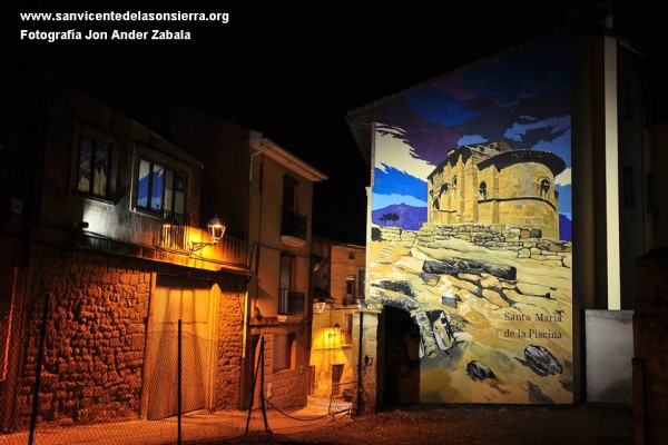 Fotografía nocturna de la pintura mural del Conjunto arqueológico deSanta María de la Piscina