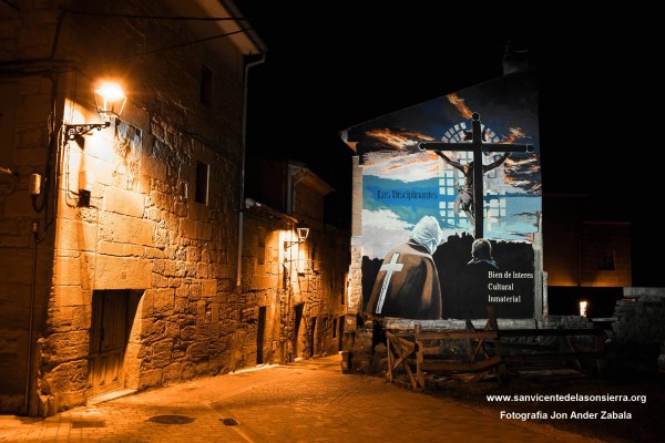 Fotografía nocturna de la pintura mural de los Disciplinantes